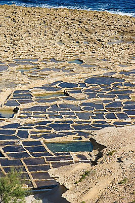 포토 JPG 주간 해외풍경 해외 파도 바다 자연 풍경 사람없음 야외 관광지 하이앵글 절벽 돌_바위 지중해 몰타 고조 라임스톤 사각모양 석회암 국내포토 자연요소 모양 유럽 뷰포인트 여행 암석 생태계 파일형식