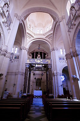 포토 JPG 해외 건축물 종교 로우앵글 의자 종교시설 실내 사람없음 인테리어 성당 천장 몰타 고조 국내포토 디자인 건축 유럽 뷰포인트 가구 종교건축 내부 시설 파일형식