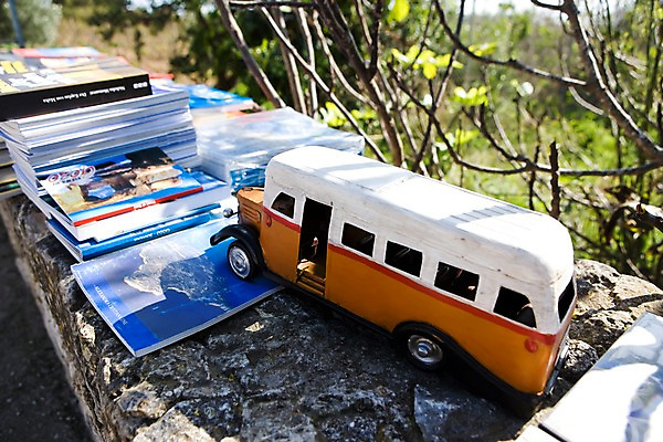 포토 JPG 주간 나무 해외풍경 해외 자동차 그림자 사람없음 야외 아웃포커스 책 담장 장난감 전시 몰타 고조 국내포토 자연요소 식물 유럽 육상교통 촬영기법 풍경 파일형식