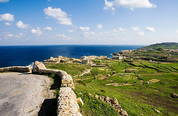 포토 JPG 주간 구름 해외풍경 해외 건축물 바다 섬 백그라운드 자연 하늘 풍경 잔디 초원 사람없음 야외 건물 마을 돌_바위 바위 지중해 언덕 휴양지 몰타 고조 국내포토 자연요소 식물 건축 유럽 장소 생태계 파일형식