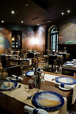 포토 JPG 해외 접시 의자 탁자 조명 잔 실내 사람없음 인테리어 식당 레스토랑 꽃병 나이프 상차림 준비 포트 몰타 국내포토 식기 디자인 꽃 유럽 가구 내부 상점 칼 파일형식