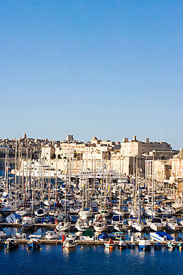 포토 JPG 주간 해외풍경 해외 건축물 바다 외국문화 고건축 수상교통 요트 하늘 풍경 사람없음 야외 항구 지중해 정박 몰타 빌구 선박 국내포토 자연요소 건축 유럽 문화 교통수단 배_교통 교통시설 파일형식