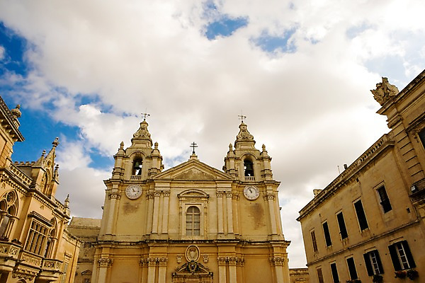 포토 JPG 주간 구름 해외풍경 해외 건축물 로우앵글 외국문화 고건축 하늘 풍경 사람없음 야외 성당 맑음 도시 몰타 라임스톤 임디나 국내포토 자연요소 건축 유럽 문화 뷰포인트 종교건축 날씨 파일형식