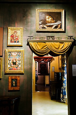 포토 JPG 해외 액자 조명 실내 미술 사람없음 인테리어 전시 커튼 전시회 그림 박물관 예술품 몰타 임디나 국내포토 디자인 유럽 문화예술 내부 파일형식