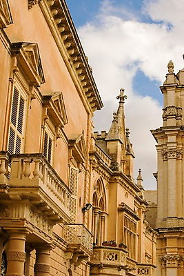 포토 JPG 주간 구름 해외풍경 해외 건축물 로우앵글 외국문화 창문 하늘 풍경 사람없음 야외 건물 관광지 성당 도시 몰타 라임스톤 임디나 국내포토 자연요소 건축 유럽 문화 뷰포인트 여행 종교건축 파일형식