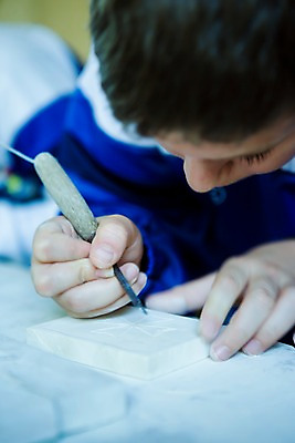 포토 JPG 기호 교육 남자 어린이 조각 실내 석조 미술 한명 사람 손짓 아웃포커스 돌_바위 작업 그림 조각칼 석회암 조형미술 조각_조소 남자만 남자한명만 어린이만 소년만 소년한명만 국내포토 문자 1 모션 문화예술 촬영기법 내부 암석 칼 조소 파일형식