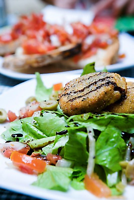 포토 JPG 그릇 식기 접시 음식 백그라운드 토마토 채소 육류 요리 근접촬영 사람없음 라이프 생활 아웃포커스 샐러드 국내포토 뷰포인트 식재료 촬영기법 파일형식
