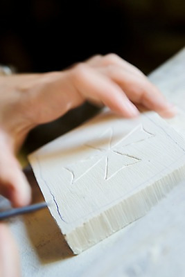 포토 JPG 손 기호 교육 조각 실내 석조 미술 사람 아웃포커스 신체부위 돌_바위 그림 석회암 조형미술 조각_조소 국내포토 문자 문화예술 촬영기법 내부 암석 조소 파일형식