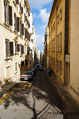 포토 JPG 주간 해외풍경 해외 길 자동차 거리 주택 그림자 사람 풍경 야외 건물 도시풍경 골목길 주차 몰타 발레타 국내포토 자연요소 건축물 유럽 육상교통 도시 파일형식