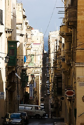 포토 JPG 주간 해외풍경 해외 자동차 거리 풍경 사람없음 야외 건물 도시풍경 상점 골목길 몰타 발레타 언덕길 국내포토 자연요소 건축물 유럽 길 육상교통 도시 파일형식