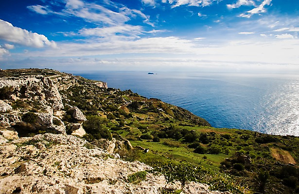 포토 JPG 주간 나무 식물 구름 해외풍경 해외 바다 백그라운드 자연 하늘 풍경 잔디 초원 사람없음 야외 돌_바위 바위 지중해 언덕 휴양지 몰타 석회암 국내포토 자연요소 유럽 장소 암석 생태계 파일형식