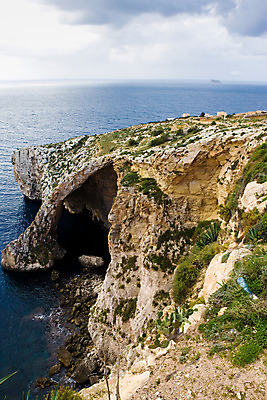 포토 JPG 주간 구름 섬 자연 하늘 산 풍경 사람없음 야외 하이앵글 절벽 돌_바위 풀 동굴 정상 몰타 딩글리 석회암 국내포토 자연요소 식물 유럽 뷰포인트 암석 생태계 파일형식