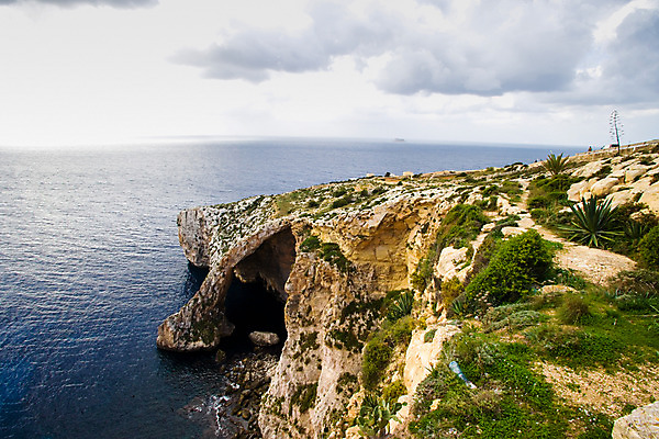 포토 JPG 주간 구름 섬 자연 하늘 산 풍경 사람없음 야외 하이앵글 절벽 돌_바위 풀 동굴 정상 몰타 딩글리 석회암 국내포토 자연요소 식물 유럽 뷰포인트 암석 생태계 파일형식