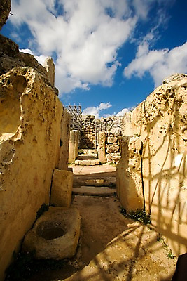 포토 JPG 주간 구름 해외풍경 해외 건축물 외국문화 하늘 그림자 풍경 사람없음 야외 담장 골목길 몰타 라임스톤 석회암 국내포토 자연요소 건축 유럽 문화 길 암석 파일형식