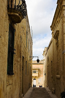 포토 JPG 주간 구름 해외풍경 해외 건축물 외국문화 여행 하늘 풍경 야외 관광지 도시풍경 도시 골목길 몰타 임디나 국내포토 자연요소 건축 유럽 문화 길 파일형식