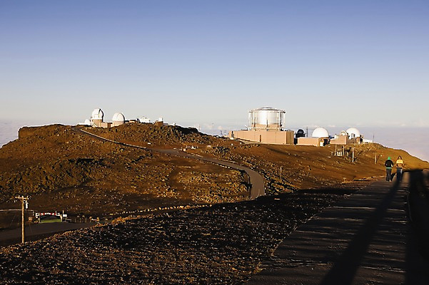 포토 JPG 주간 해외풍경 해외 커플 여자 남자 도로 길 자연 하늘 산 그림자 사람 풍경 야외 두명 정상 하와이 남태평양 관측소 국내포토 자연요소 관계 교통시설 미국 생태계 태평양 파일형식