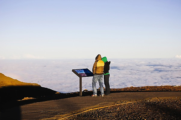 포토 JPG 주간 구름 해외풍경 해외 커플 여자 남자 길 자연 산 알림판 그림자 사람 풍경 야외 두명 정상 하와이 남태평양 국내포토 자연요소 관계 미국 생태계 태평양 파일형식