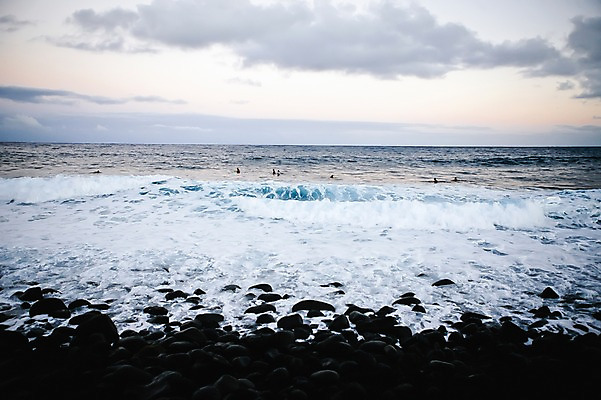 포토 JPG 주간 구름 해외풍경 해외 파도 바다 자연 하늘 사람 풍경 여러명 해변 야외 돌_바위 조약돌 광석 하와이 남태평양 국내포토 자연요소 다수 미국 생태계 태평양 파일형식