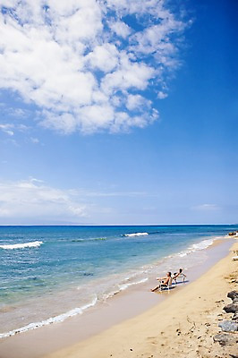 포토 JPG 주간 전신 구름 해외풍경 해외 커플 여자 남자 수영복 파도 바다 백그라운드 의자 자연 하늘 사람 앉기 풍경 해변 야외 두명 라이프 생활 모래사장 선탠 휴양지 선베드 하와이 남태평양 국내포토 자연요소 옷 가구 관계 모션 미국 장소 생태계 태평양 파일형식