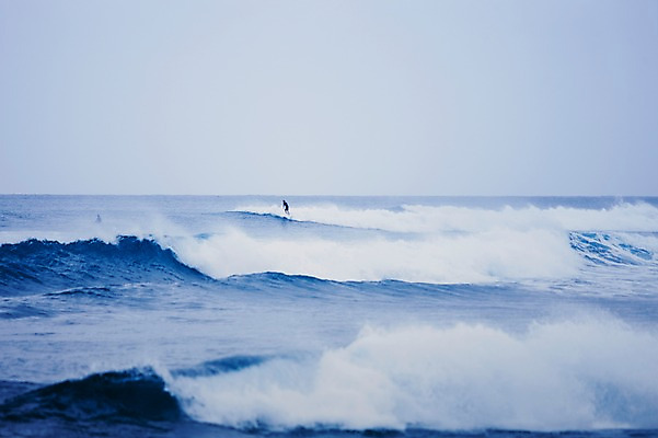 포토 JPG 주간 해외풍경 해외 스포츠 파도 바다 사람 풍경 성인 야외 수상스포츠 서핑 하와이 남태평양 흐림 성인만 국내포토 자연요소 날씨 미국 태평양 파일형식