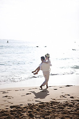 포토 JPG 주간 해외풍경 해외 커플 드레스 여자 남자 파도 바다 결혼 사람 풍경 정장 턱시도 해변 야외 두명 모래사장 촬영 하와이 남태평양 국내포토 자연요소 옷 관계 이벤트 미국 태평양 파일형식