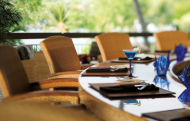 포토 JPG 주간 접시 음료 포크 의자 탁자 잔 실내 사람없음 아웃포커스 장식 식당 칵테일 나이프 준비 국내포토 자연요소 식기 가구 주류 촬영기법 내부 상점 칼 파일형식