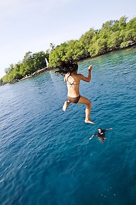 포토 JPG 주간 나무 해외풍경 해외 여자 남자 바다 사람 풍경 성인 야외 두명 수영 다이빙 하와이 남태평양 성인만 국내포토 자연요소 식물 미국 수상스포츠 태평양 수중스포츠 파일형식