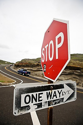 포토 JPG 주간 문자 해외풍경 해외 영어 화살표 도로 백그라운드 자동차 표시 알림판 풍경 사람없음 야외 표지판 하와이 국내포토 자연요소 길 육상교통 교통시설 미국 파일형식