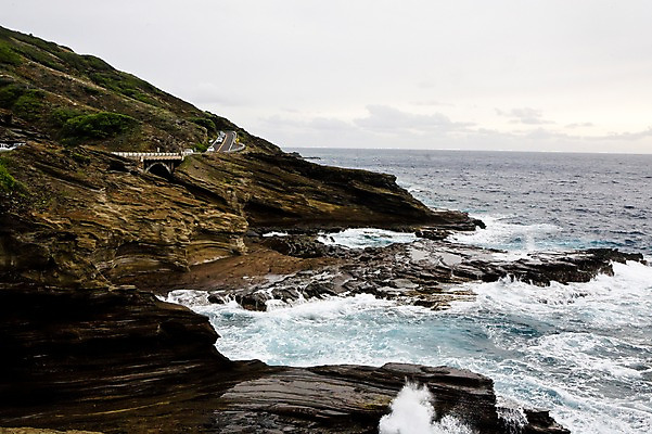포토 JPG 주간 해외풍경 해외 도로 파도 바다 섬 자동차 자연 풍경 사람없음 야외 절벽 하와이 남태평양 국내포토 자연요소 길 육상교통 교통시설 미국 생태계 태평양 파일형식