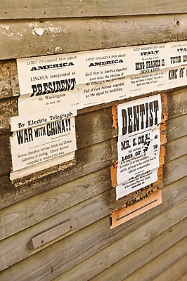 포토 JPG 주간 문자 영어 종이 백그라운드 사람없음 야외 갈색 빈티지 지저분함 나무벽 벽보 국내포토 자연요소 벽 컬러 컨셉 목재 감각 파일형식