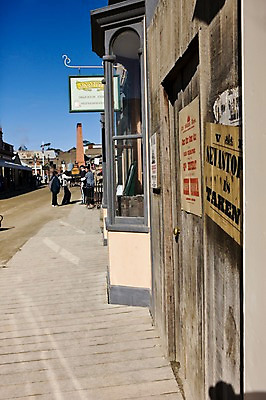 포토 JPG 주간 해외풍경 해외 거리 거리풍경 사람 풍경 여러명 야외 건물 관광지 여행객 호주 멜버른 벽보 소버린힐 국내포토 자연요소 건축물 여행 다수 오세아니아 파일형식