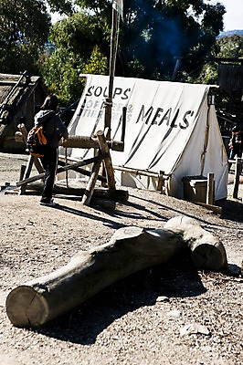 포토 JPG 주간 해외풍경 해외 여자 한명 사람 풍경 야외 목재 뒷모습 호주 통나무 천막 멜버른 소버린힐 여자만 여자한명만 국내포토 자연요소 나무 1 뷰포인트 재료 오세아니아 파일형식