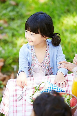 포토 JPG 주간 라이프스타일 그릇 접시 응시 공원 여자 행복 여유 어린이 음식 포크 가족 탁자 샌드위치 미소 웃음 사람 동양인 소녀 잔디 상반신 야외 앞모습 아웃포커스 컵 소풍 샐러드 한국인 여자만 어린이만 국내포토 자연요소 식물 식기 시선 공공시설 감정 뷰포인트 가구 관계 촬영기법 표정 인종 생활 야외활동 파일형식
