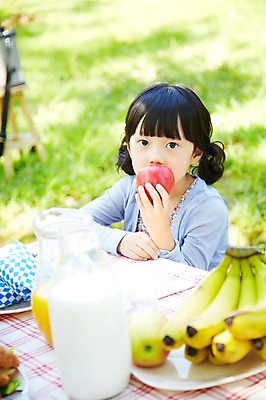포토 JPG 주간 라이프스타일 공원 여자 행복 여유 어린이 음식 과일 탁자 바나나 한명 사람 동양인 소녀 잔디 상반신 야외 앞모습 아웃포커스 컵 소풍 한국인 우유 사과 오렌지주스 여자만 여자한명만 어린이만 소녀한명만 국내포토 자연요소 식물 1 식기 공공시설 감정 뷰포인트 가구 유제품 촬영기법 인종 생활 야외활동 과일주스 소녀만 파일형식