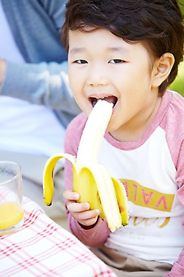포토 JPG 주간 라이프스타일 공원 남자 행복 아들 여유 어린이 음식 과일 가족 탁자 바나나 사람 동양인 소년 상반신 성인 야외 두명 앞모습 아웃포커스 컵 30대 부모 소풍 한국인 자녀 아빠 오렌지주스 먹기 남자만 국내포토 자연요소 식기 공공시설 감정 뷰포인트 가구 관계 모션 촬영기법 인종 생활 장년 야외활동 과일주스 파일형식