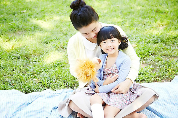 포토 JPG 주간 라이프스타일 공원 여자 딸 행복 여유 어린이 인형 가족 안기 모녀 엄마 휴식 미소 웃음 사람 앉기 동양인 소녀 잔디 성인 야외 두명 앞모습 아웃포커스 30대 부모 소풍 한국인 자녀 돗자리 여자만 국내포토 자연요소 식물 공공시설 감정 뷰포인트 컨셉 관계 모션 촬영기법 표정 인종 생활 장년 야외활동 파일형식
