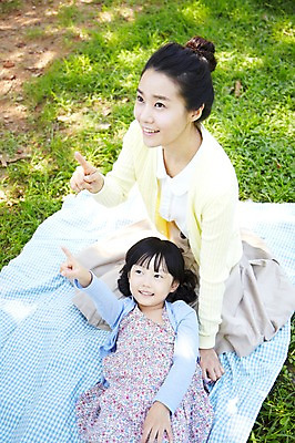 포토 JPG 주간 라이프스타일 응시 공원 여자 딸 행복 여유 어린이 가족 모녀 엄마 휴식 미소 웃음 사람 앉기 동양인 소녀 잔디 성인 야외 두명 앞모습 30대 부모 하이앵글 눕기 소풍 한국인 자녀 가리킴 돗자리 여자만 국내포토 자연요소 식물 시선 공공시설 감정 뷰포인트 컨셉 관계 모션 표정 인종 손짓 생활 장년 야외활동 파일형식