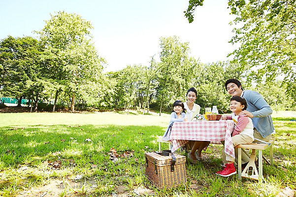 포토 JPG 주간 나무 식물 라이프스타일 그릇 접시 응시 공원 여자 남자 딸 행복 아들 여유 어린이 음식 포크 의자 가족 탁자 하늘 엄마 샌드위치 미소 웃음 사람 앉기 동양인 소녀 소년 잔디 여러명 성인 야외 옆모습 30대 부모 소풍 바구니 샐러드 한국인 우유 자녀 아빠 오렌지주스 국내포토 자연요소 식기 시선 공공시설 감정 뷰포인트 가구 다수 관계 모션 유제품 표정 인종 생활 장년 야외활동 과일주스 파일형식