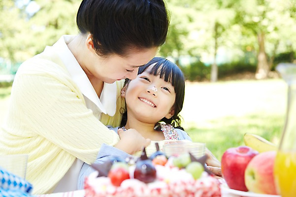 포토 JPG 주간 라이프스타일 공원 여자 딸 행복 여유 어린이 음식 과일 가족 포옹 탁자 모녀 엄마 바나나 미소 웃음 사람 동양인 소녀 잔디 상반신 성인 야외 두명 아웃포커스 컵 30대 부모 소풍 파티 케이크 한국인 자녀 생일파티 생일 사과 오렌지주스 생일상 여자만 국내포토 자연요소 식물 식기 공공시설 기념일 감정 가구 관계 안기 디저트 촬영기법 표정 인종 이벤트 생활 장년 야외활동 과일주스 파일형식