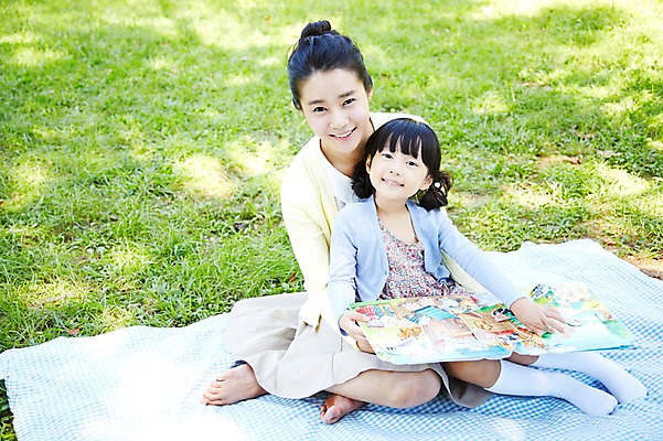 포토 JPG 주간 전신 라이프스타일 공원 여자 딸 행복 여유 어린이 가족 모녀 엄마 미소 웃음 사람 앉기 동양인 소녀 잔디 성인 야외 두명 앞모습 책 30대 부모 독서 소풍 한국인 자녀 그늘 돗자리 동화책 여자만 국내포토 자연요소 식물 공공시설 감정 뷰포인트 관계 모션 표정 인종 생활 장년 야외활동 파일형식