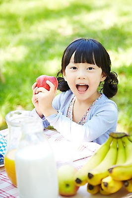 포토 JPG 주간 라이프스타일 공원 여자 행복 여유 어린이 음식 과일 탁자 바나나 한명 미소 웃음 사람 동양인 소녀 잔디 상반신 야외 앞모습 아웃포커스 컵 소풍 한국인 우유 사과 오렌지주스 여자만 여자한명만 어린이만 소녀한명만 국내포토 자연요소 식물 1 식기 공공시설 감정 뷰포인트 가구 유제품 촬영기법 표정 인종 생활 야외활동 과일주스 소녀만 파일형식