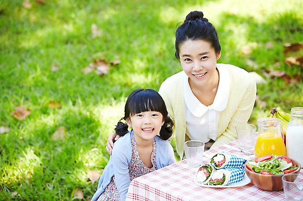 포토 JPG 주간 라이프스타일 그릇 접시 공원 여자 딸 행복 여유 어린이 음식 가족 탁자 모녀 엄마 바나나 샌드위치 미소 웃음 사람 동양인 소녀 잔디 상반신 성인 야외 두명 앞모습 아웃포커스 컵 30대 부모 소풍 샐러드 한국인 우유 자녀 여자만 국내포토 자연요소 식물 식기 공공시설 감정 뷰포인트 가구 과일 관계 유제품 촬영기법 표정 인종 생활 장년 야외활동 파일형식