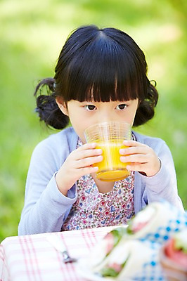 포토 JPG 주간 라이프스타일 공원 여자 행복 여유 어린이 음식 포크 탁자 샌드위치 한명 사람 동양인 소녀 상반신 야외 앞모습 아웃포커스 소풍 한국인 마시기 오렌지주스 먹기 여자만 여자한명만 어린이만 소녀한명만 국내포토 자연요소 1 식기 공공시설 감정 뷰포인트 가구 모션 촬영기법 인종 생활 야외활동 과일주스 소녀만 파일형식