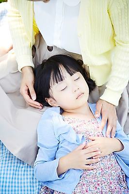 포토 JPG 주간 라이프스타일 공원 여자 딸 행복 여유 어린이 가족 모녀 엄마 휴식 사람 앉기 동양인 소녀 성인 야외 두명 앞모습 30대 부모 하이앵글 눕기 소풍 한국인 자녀 잠 돗자리 낮잠 여자만 국내포토 자연요소 공공시설 감정 뷰포인트 컨셉 관계 모션 인종 생활 장년 야외활동 파일형식