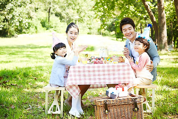 포토 JPG 주간 나무 식물 라이프스타일 그릇 접시 공원 여자 남자 딸 행복 아들 여유 어린이 음식 빵 의자 가족 탁자 엄마 샌드위치 선물 미소 웃음 사람 앉기 동양인 소녀 소년 잔디 여러명 성인 야외 옆모습 아웃포커스 컵 30대 선물상자 부모 소풍 파티 바구니 케이크 고깔모자 샐러드 한국인 우유 자녀 축하 생일파티 생일 아빠 오렌지주스 생일상 국내포토 자연요소 모자_잡화 식기 공공시설 기념일 감정 뷰포인트 가구 다수 컨셉 관계 모션 디저트 유제품 촬영기법 표정 인종 이벤트 생활 장년 상자 야외활동 과일주스 파일형식