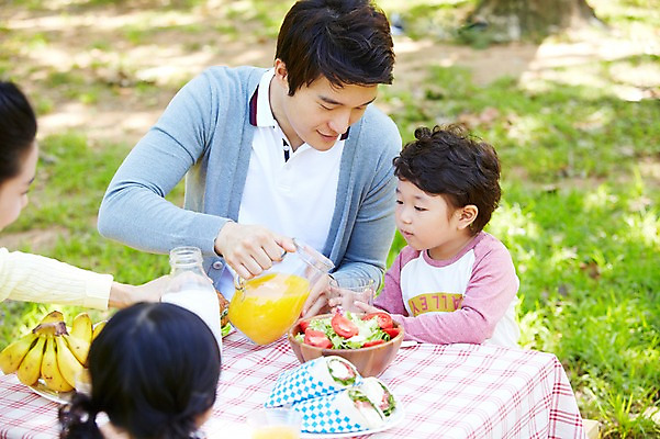 포토 JPG 주간 라이프스타일 그릇 공원 여자 남자 딸 행복 아들 여유 어린이 음식 가족 탁자 엄마 바나나 샌드위치 사람 동양인 소녀 소년 여러명 상반신 성인 야외 앞모습 뒷모습 아웃포커스 컵 30대 부모 소풍 샐러드 한국인 우유 자녀 아빠 붓기 오렌지주스 국내포토 자연요소 식기 공공시설 감정 뷰포인트 가구 다수 과일 관계 모션 유제품 촬영기법 인종 생활 장년 야외활동 과일주스 파일형식