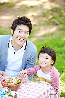 포토 JPG 주간 라이프스타일 그릇 공원 남자 행복 아들 여유 어린이 음식 가족 탁자 샌드위치 미소 웃음 사람 동양인 소년 잔디 상반신 성인 야외 두명 앞모습 아웃포커스 컵 30대 부모 소풍 샐러드 한국인 자녀 아빠 부자지간 남자만 국내포토 자연요소 식물 식기 공공시설 감정 뷰포인트 가구 관계 촬영기법 표정 인종 생활 장년 야외활동 파일형식