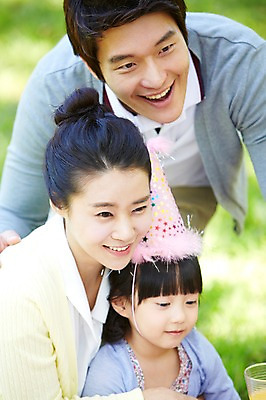 포토 JPG 주간 라이프스타일 응시 공원 여자 남자 딸 행복 여유 어린이 가족 엄마 미소 웃음 사람 동양인 소녀 상반신 성인 야외 아웃포커스 컵 세명 30대 부모 소풍 파티 고깔모자 한국인 자녀 생일파티 생일 아빠 국내포토 자연요소 모자_잡화 식기 시선 공공시설 기념일 감정 관계 촬영기법 표정 인종 이벤트 생활 장년 야외활동 파일형식