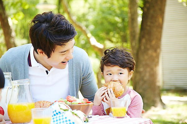 포토 JPG 주간 라이프스타일 그릇 공원 남자 행복 아들 여유 어린이 음식 빵 가족 탁자 샌드위치 미소 웃음 사람 동양인 소년 상반신 성인 야외 두명 앞모습 아웃포커스 컵 30대 부모 소풍 샐러드 한국인 우유 자녀 아빠 오렌지주스 먹기 부자지간 남자만 국내포토 자연요소 식기 공공시설 감정 뷰포인트 가구 관계 모션 유제품 촬영기법 표정 인종 생활 장년 야외활동 과일주스 파일형식