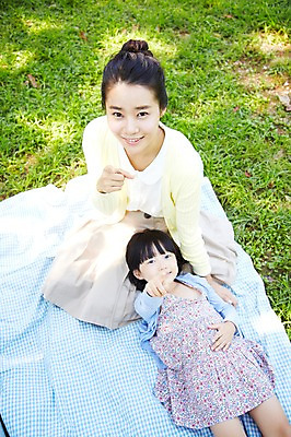 포토 JPG 주간 라이프스타일 공원 여자 딸 행복 여유 어린이 가족 모녀 엄마 휴식 미소 웃음 사람 앉기 동양인 소녀 잔디 성인 야외 두명 앞모습 30대 부모 하이앵글 눕기 소풍 한국인 자녀 가리킴 돗자리 여자만 국내포토 자연요소 식물 공공시설 감정 뷰포인트 컨셉 관계 모션 표정 인종 손짓 생활 장년 야외활동 파일형식